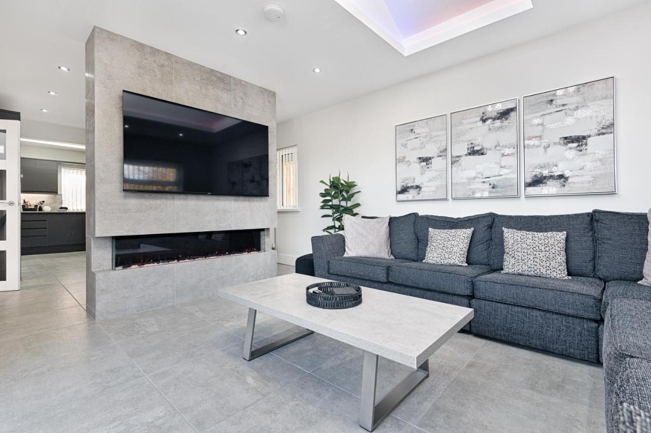 Luxury Property With Hot Tub And Sea Views Oystermouth Exteriér fotografie