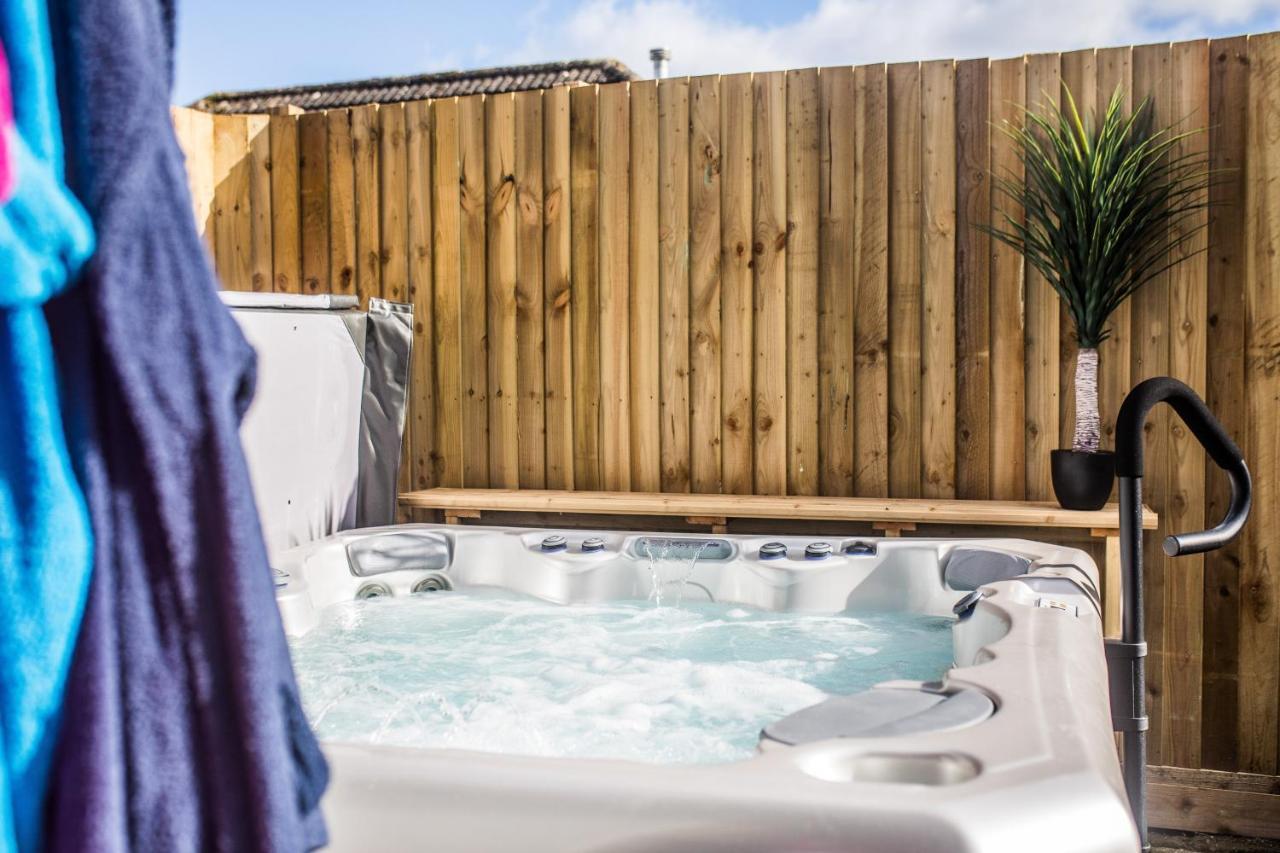 Luxury Property With Hot Tub And Sea Views Oystermouth Exteriér fotografie