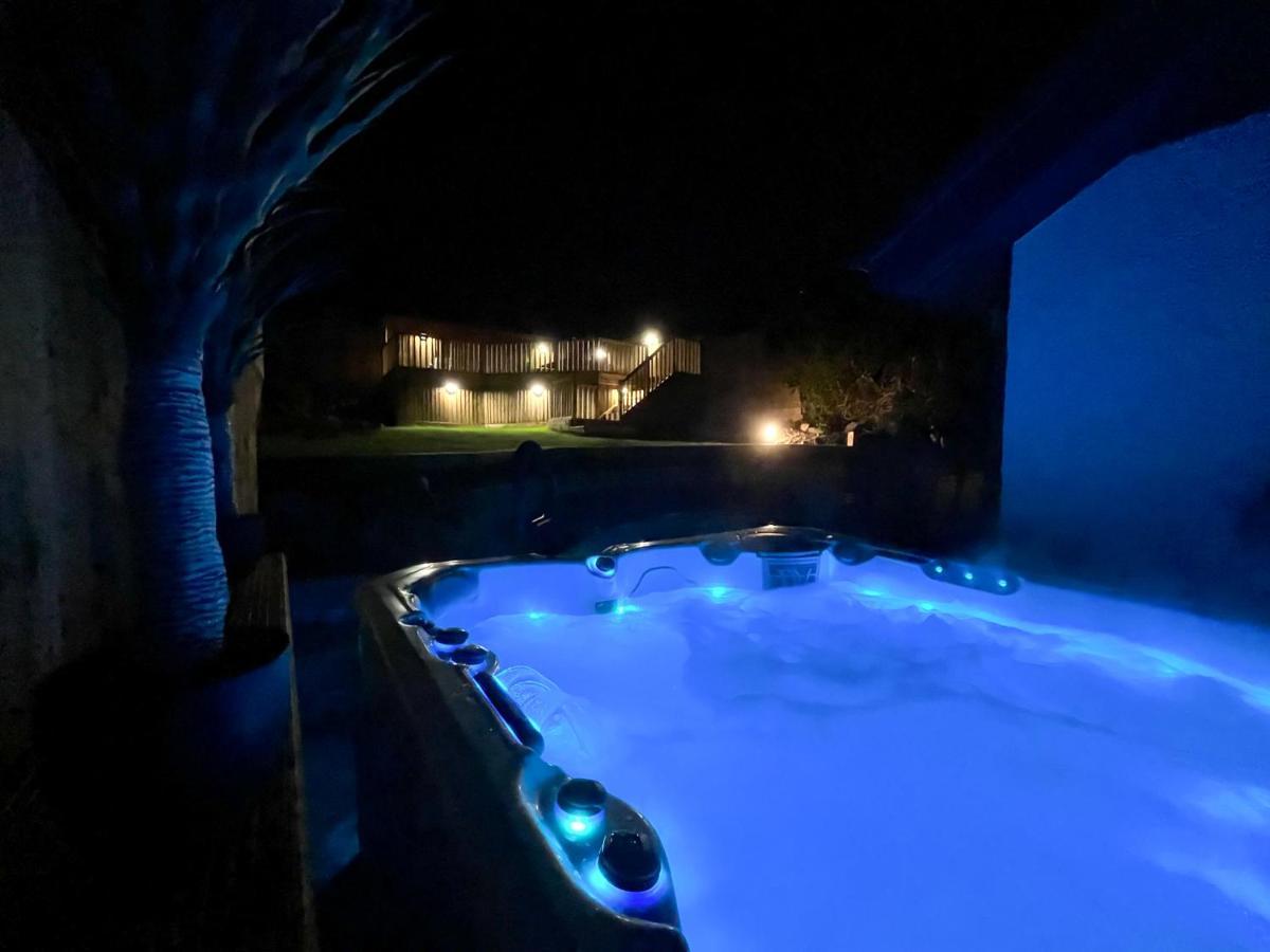 Luxury Property With Hot Tub And Sea Views Oystermouth Exteriér fotografie